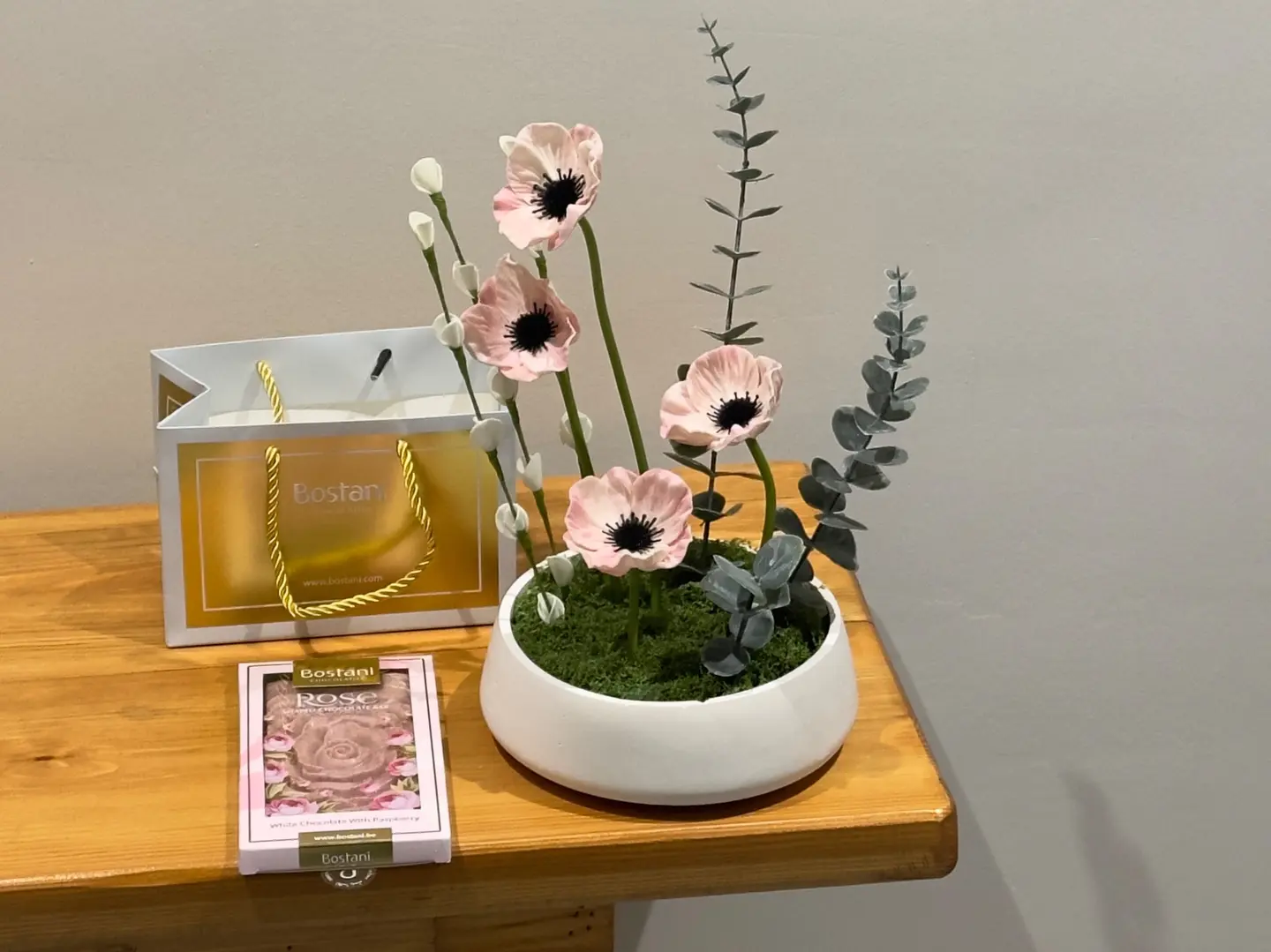 فازة ورد صناعي وردي مع لوح تشوكلت بستاني في 02