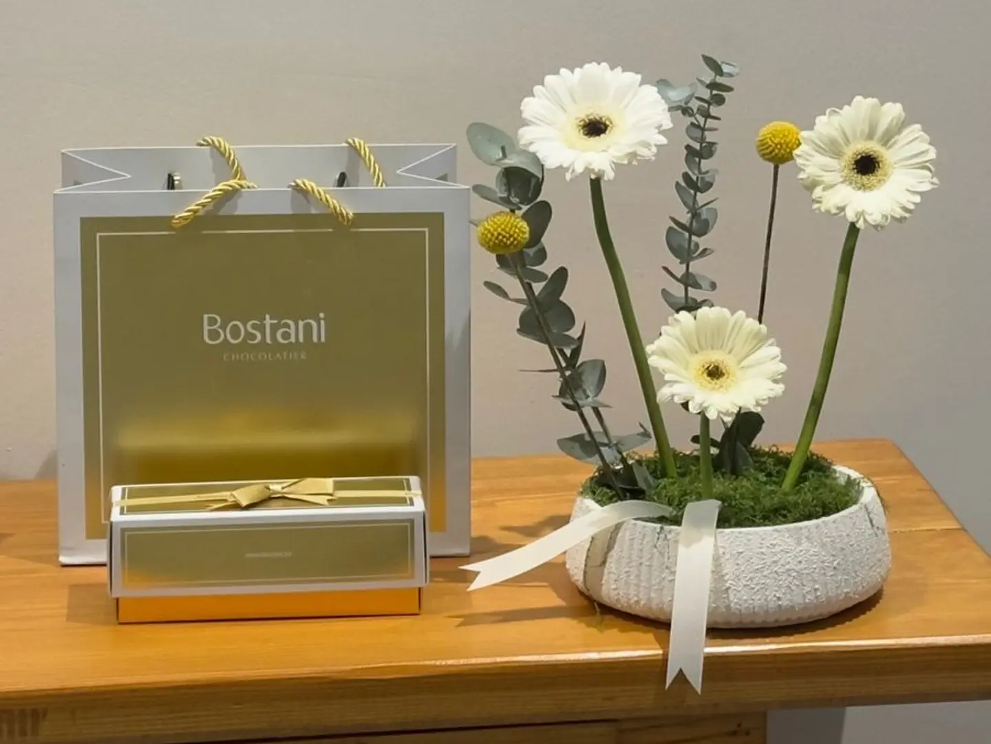 Natural Gerbera Rose Vase With Bostani Chocolate 001