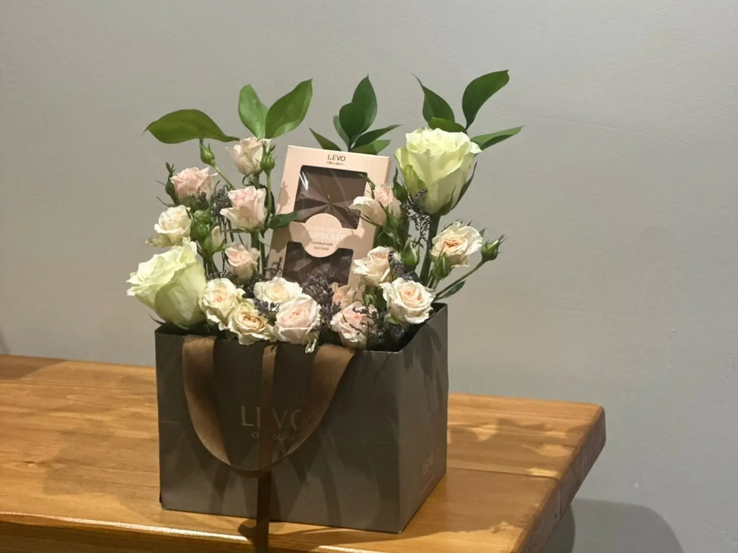 Levo Chocolate Bar With Roses