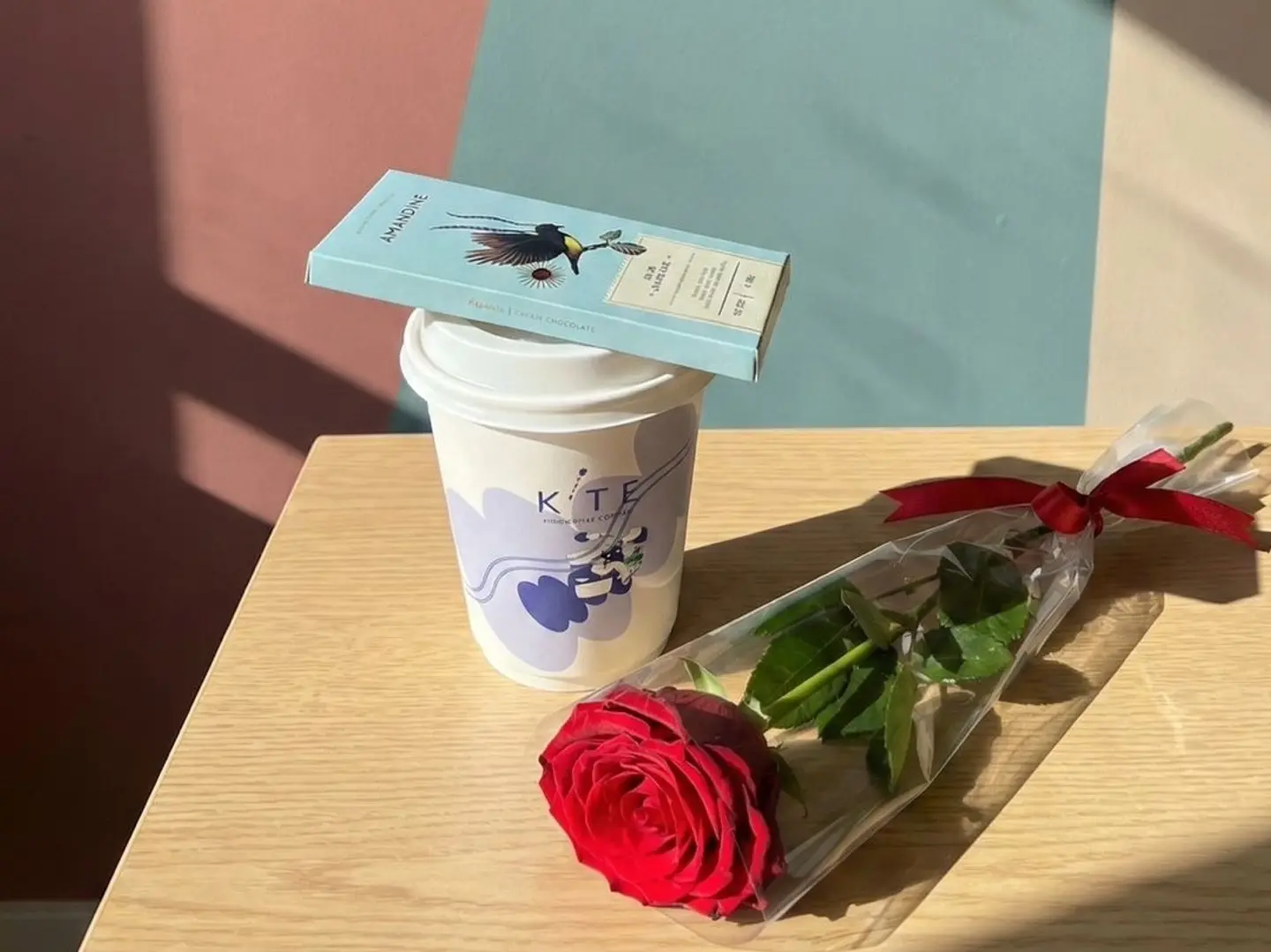 بكج وردة حمراء مع قهوه وبار شوكلاته من انوش