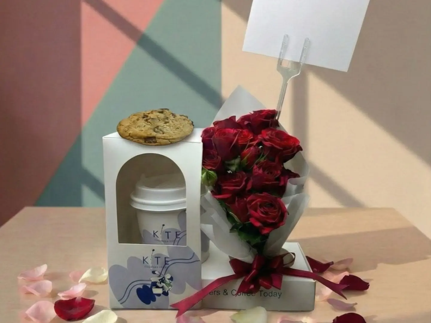 ميني بوكيه ورد احمر مع قهوه وكوكيز