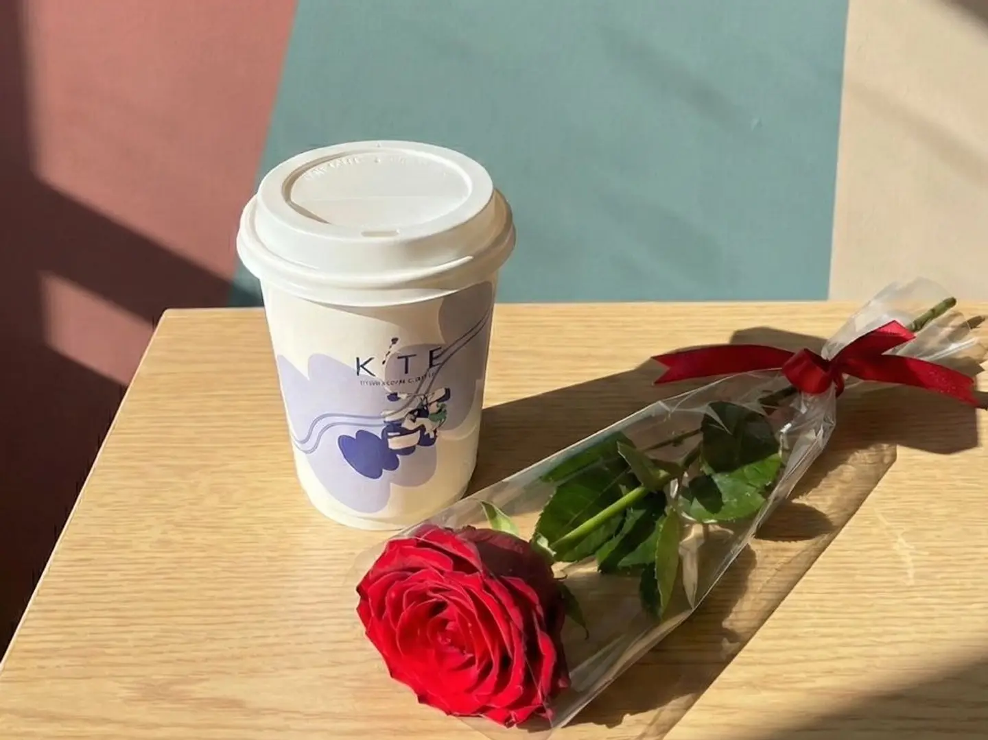 قهوة مع وردة حمراء