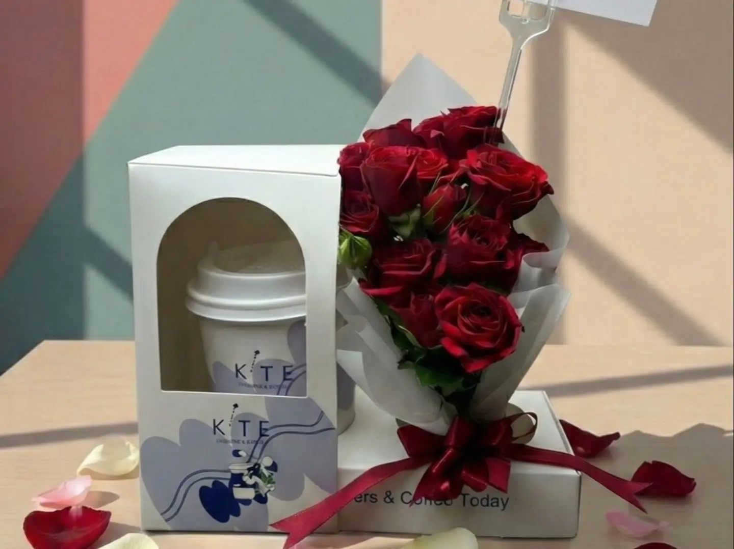 ميني بوكية ورد احمر مع قهوة