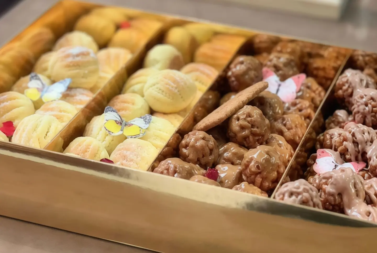 Mix Mamoul And Crunchy Balls