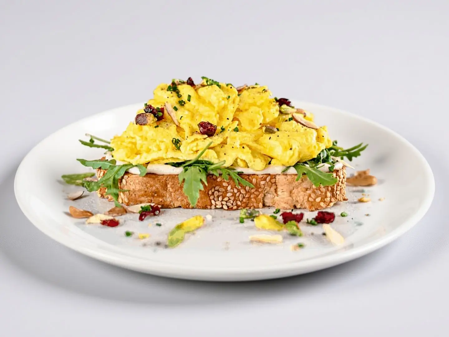 سكرامبل إيج مع لبنة بالأعشاب