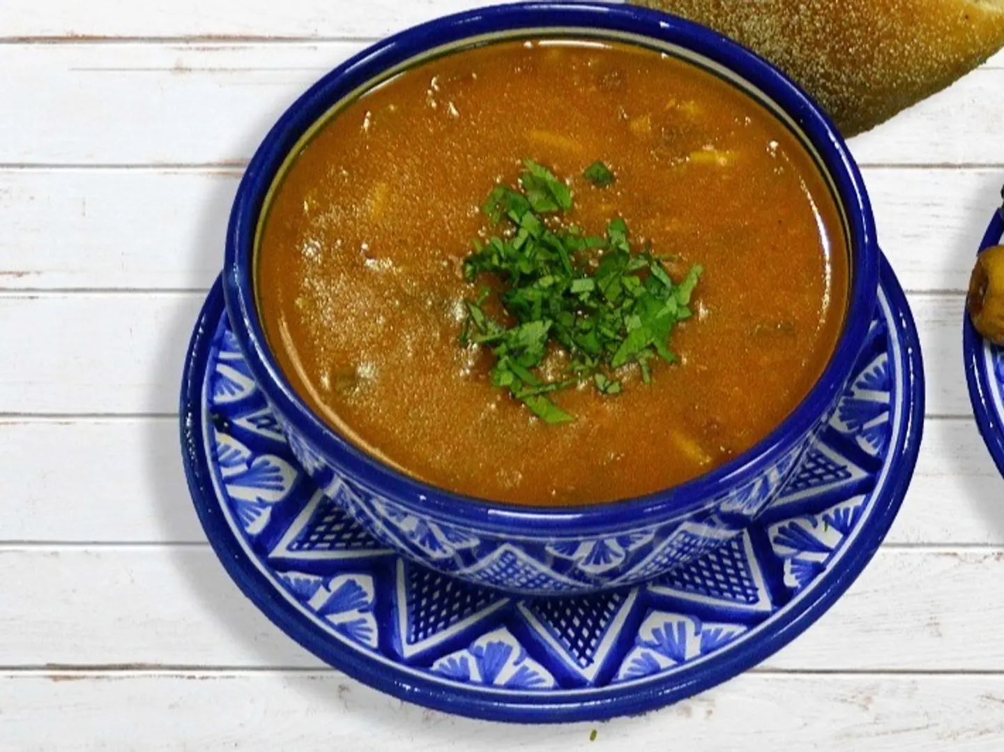 شوربة حريرة مع خبز وليمون