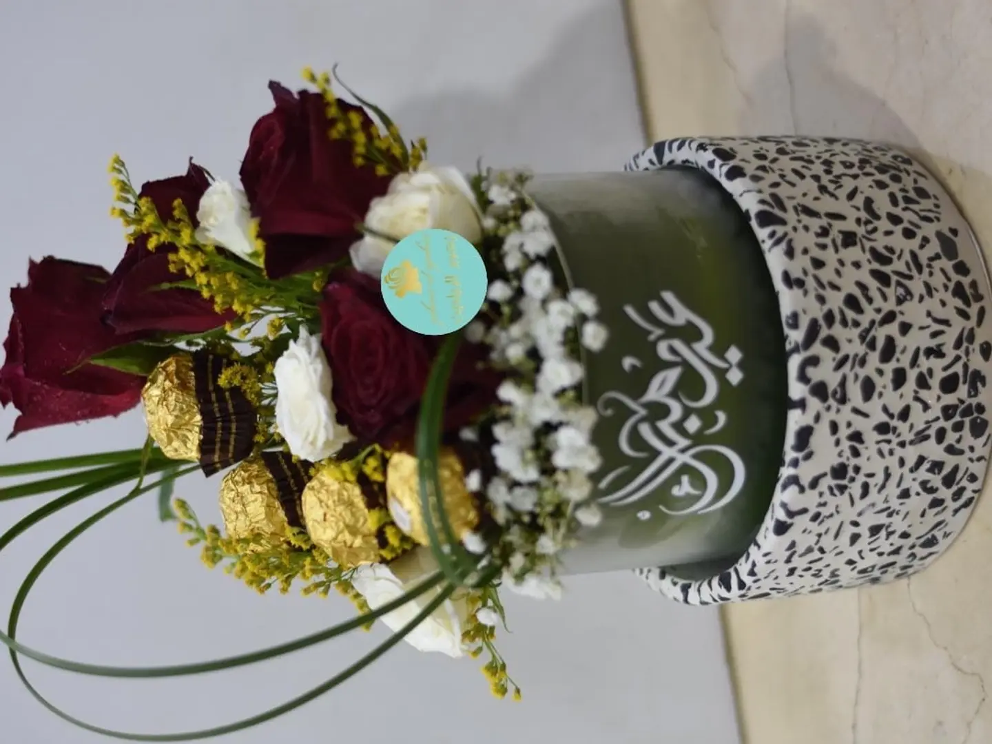 فازة مميزة بالشوكلت مع الورد