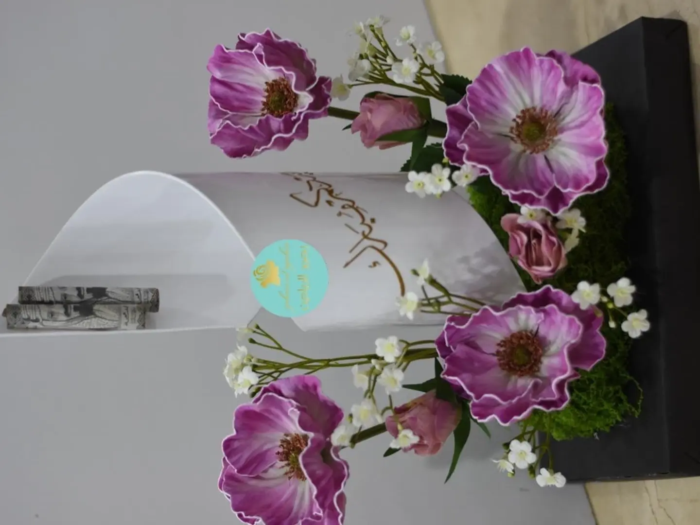 ستاند حلزوني مع تنسيق الورد الصناعي الجميل