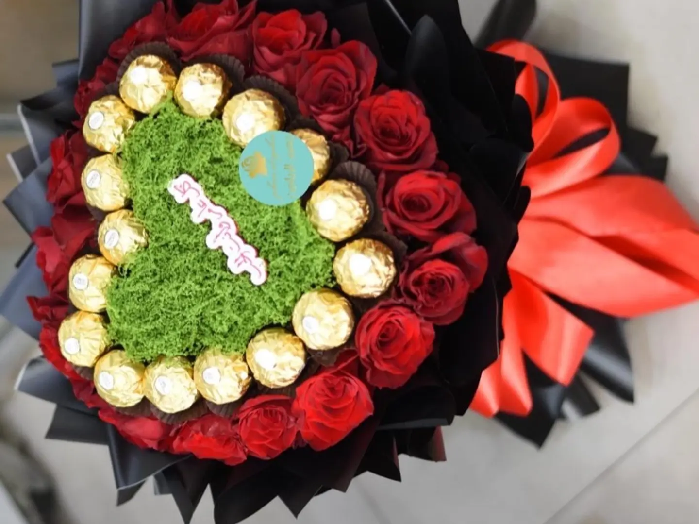 بوكية ورد راقي شكل قلب مع الشوكلت