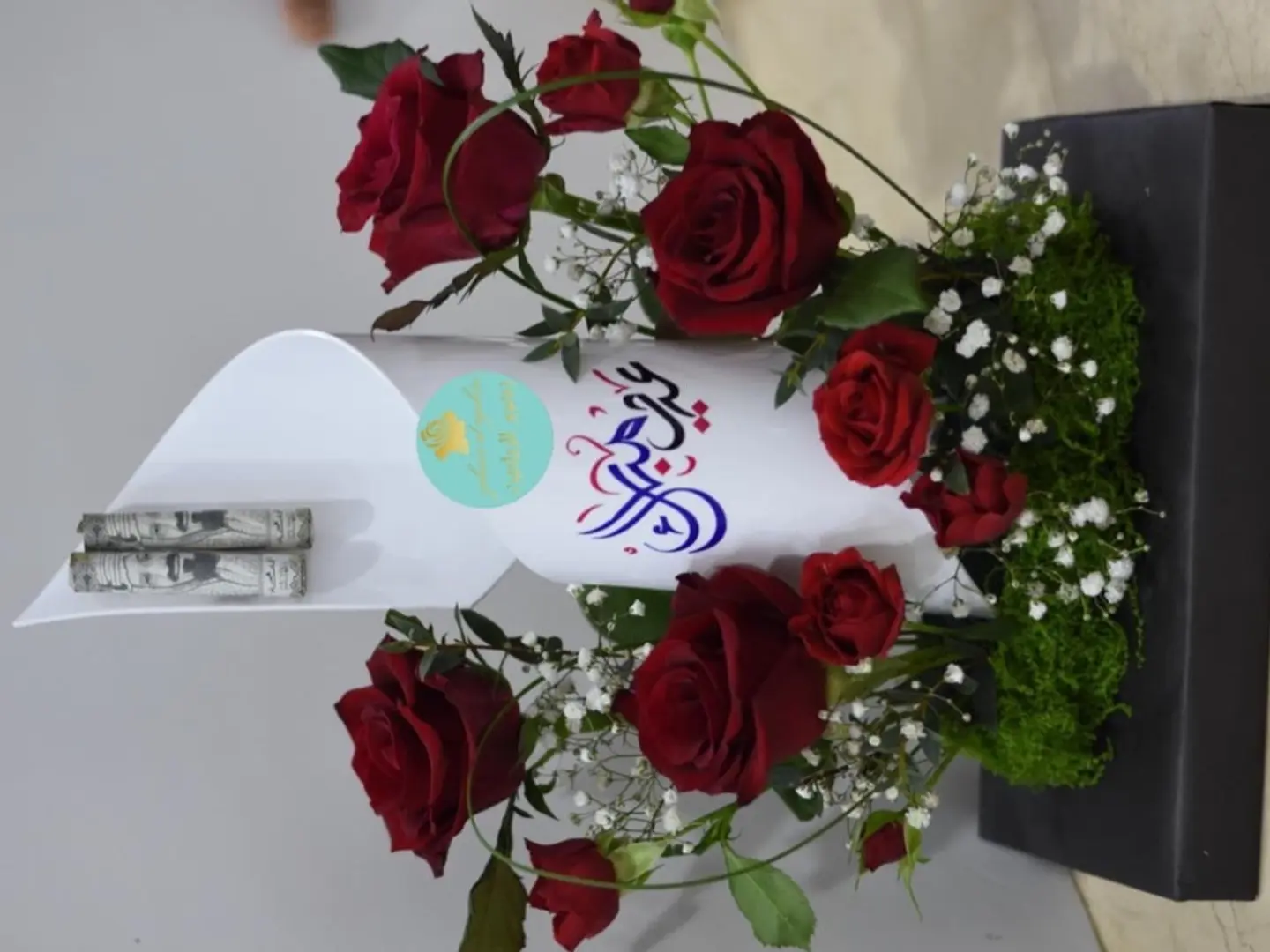 ستاند العيد مع تنسيق ورد احمر وجميل