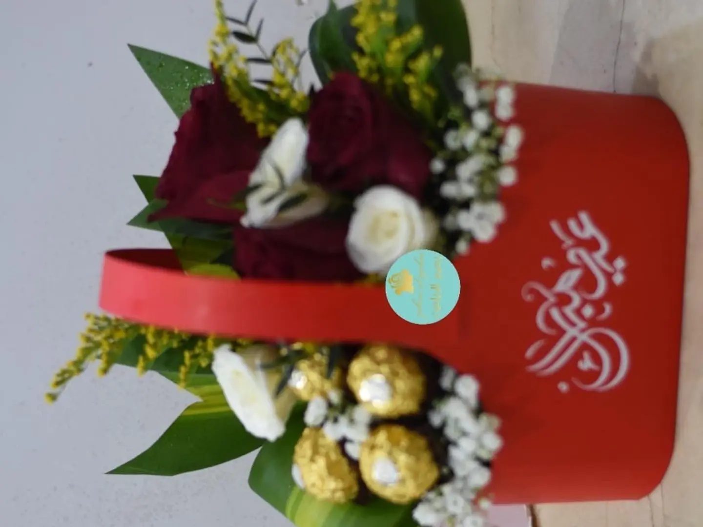 ستاند بشكل علبه مع تنسيق الورد والشوكلت