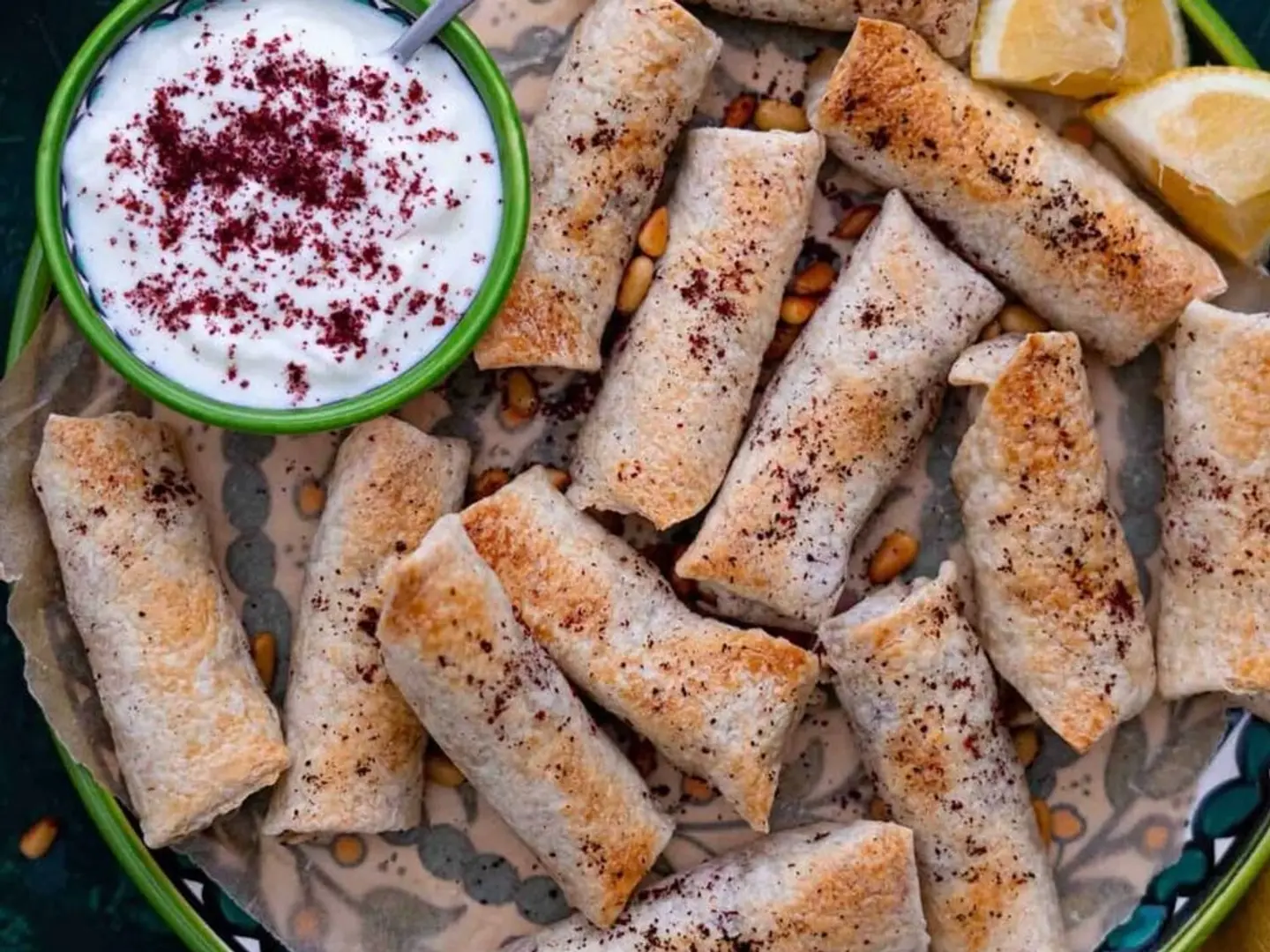 طبق رولات مسخن بزيت الزيتون