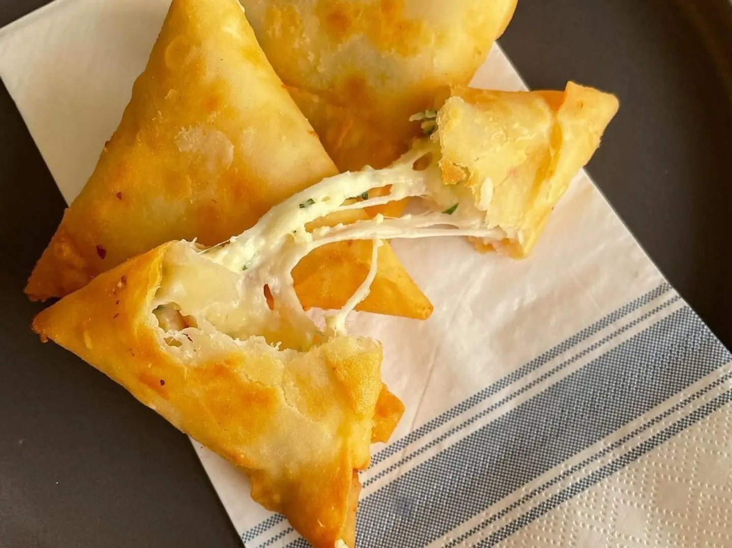 7 حبات من السمبوسه الميكس اجبان