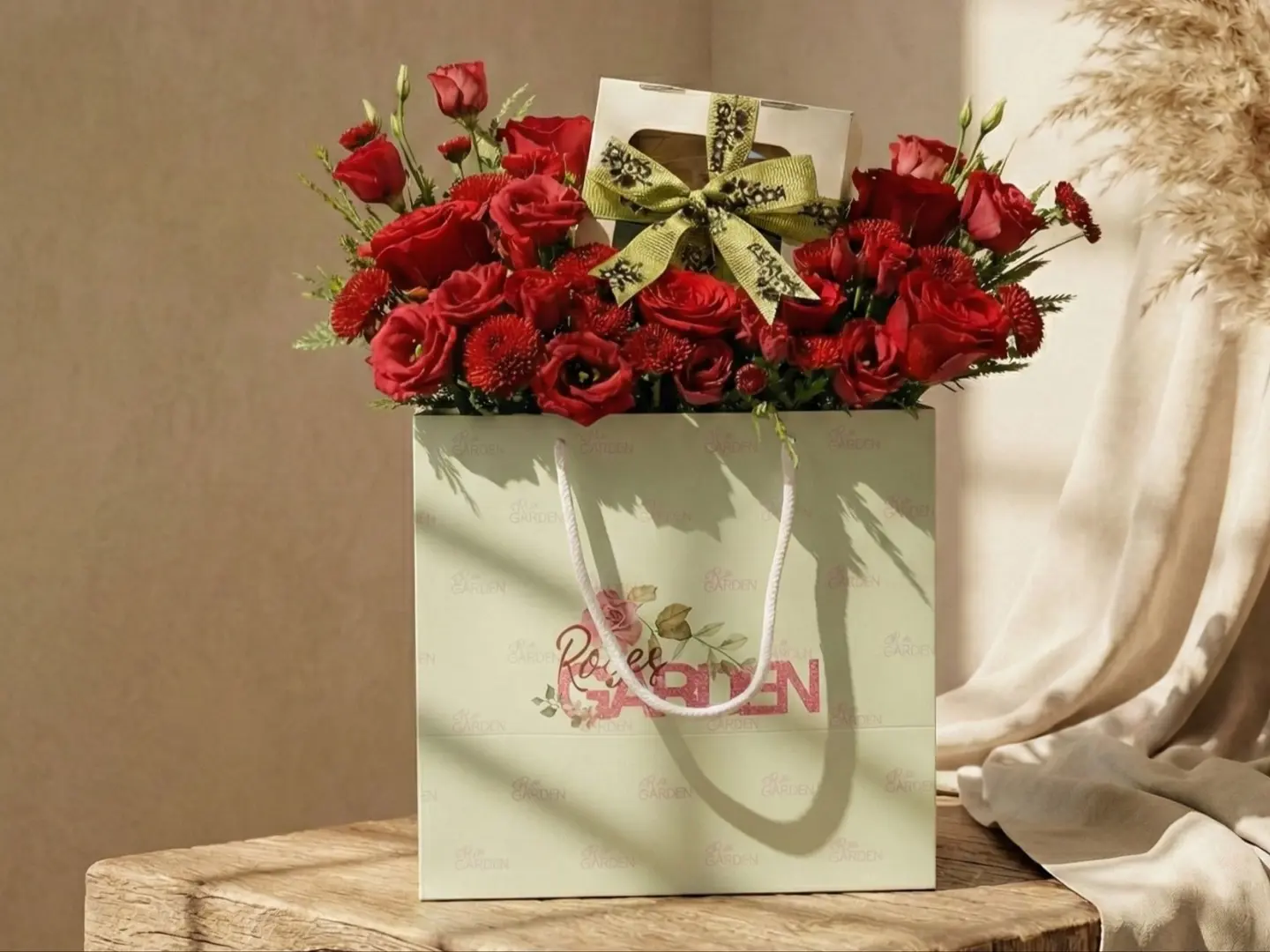 كيس ورد وشوكولاته يوم الحب