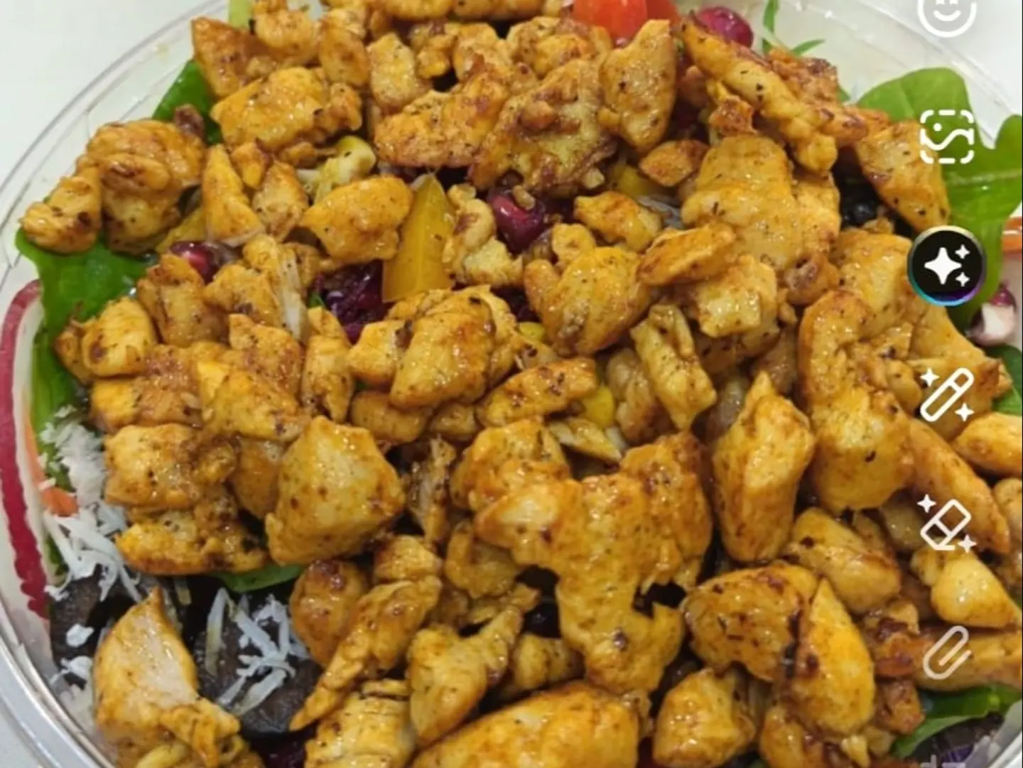سلطة سيزر الدجاج (وسط)