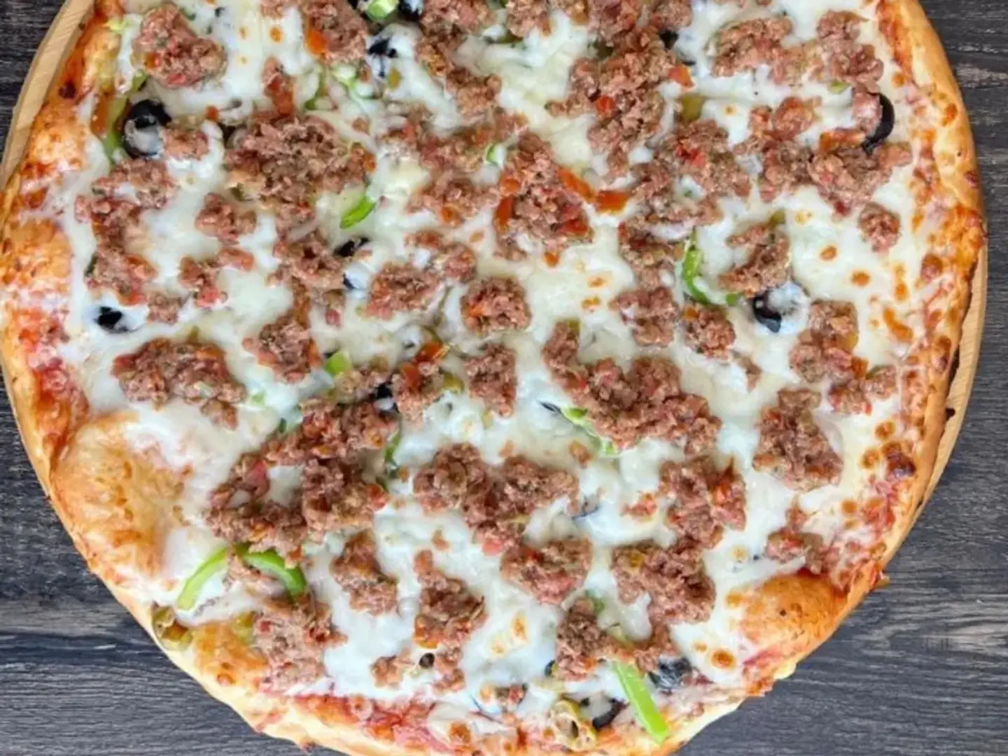 ‏بيتزا مع اللحم