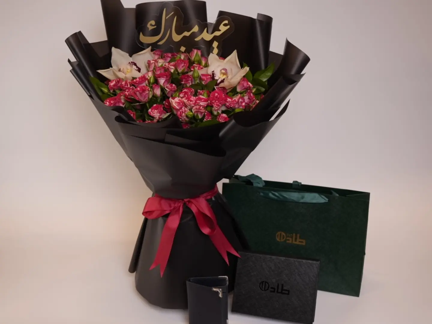 محفظة طاد مع بوكيه ورد العيد