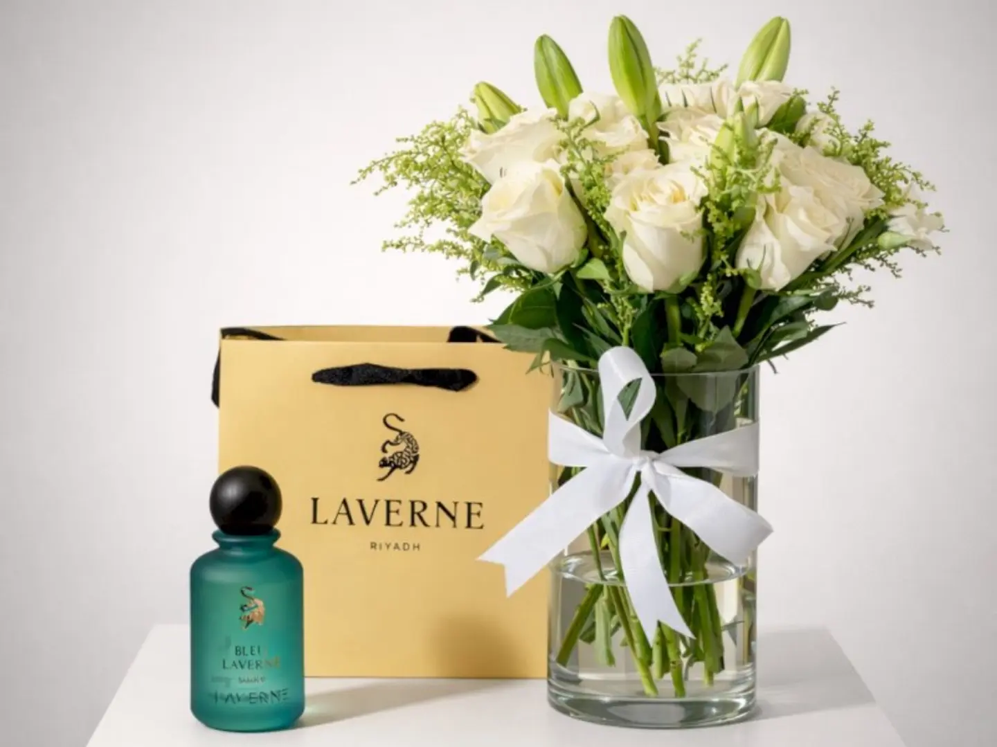 عطر لافيرن بلو مع فازة ابيض