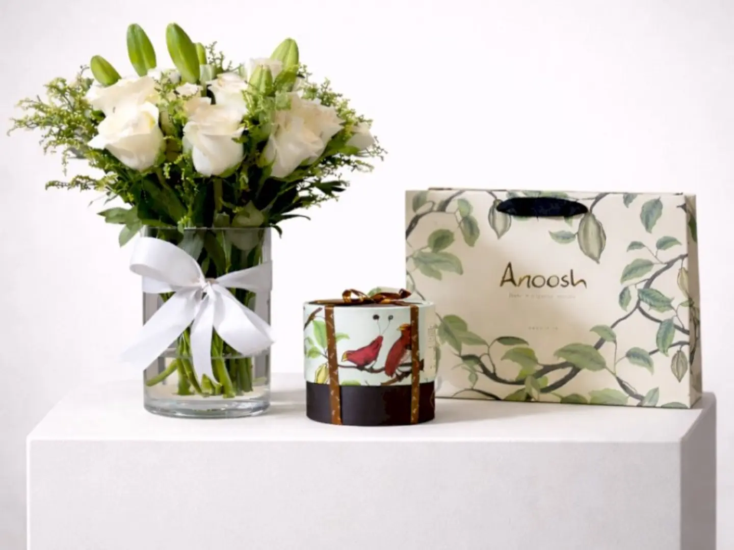 شوكلت انوش مع فازه ابيض