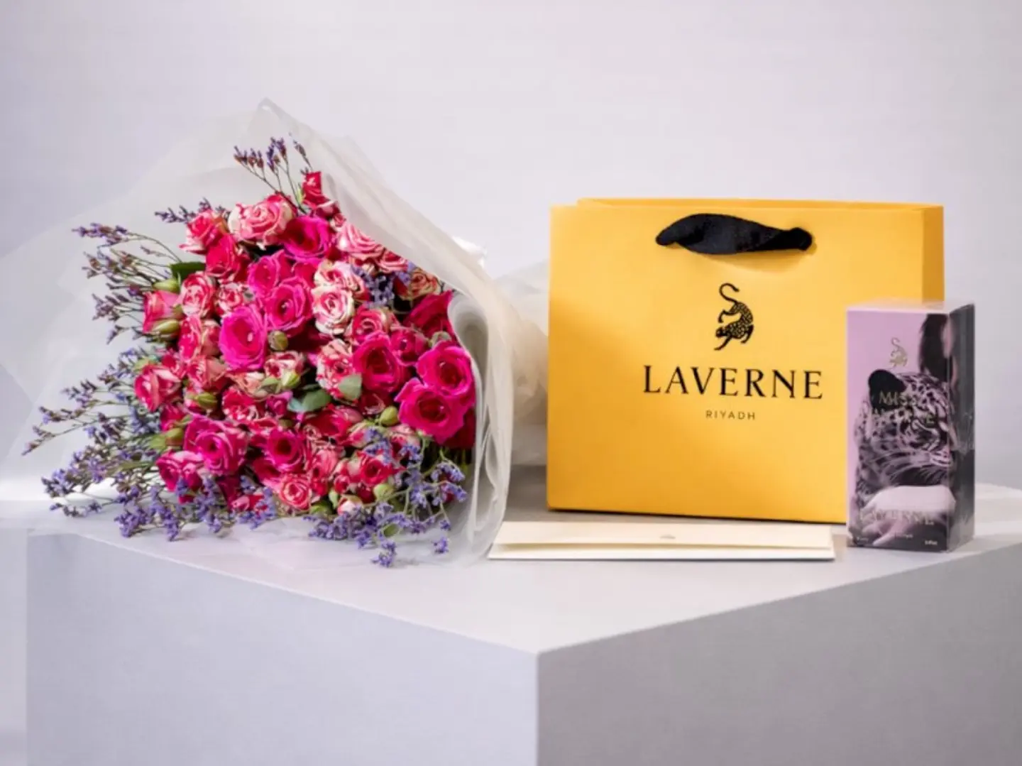 عطر مس لافيرن مع بوكيه ورد