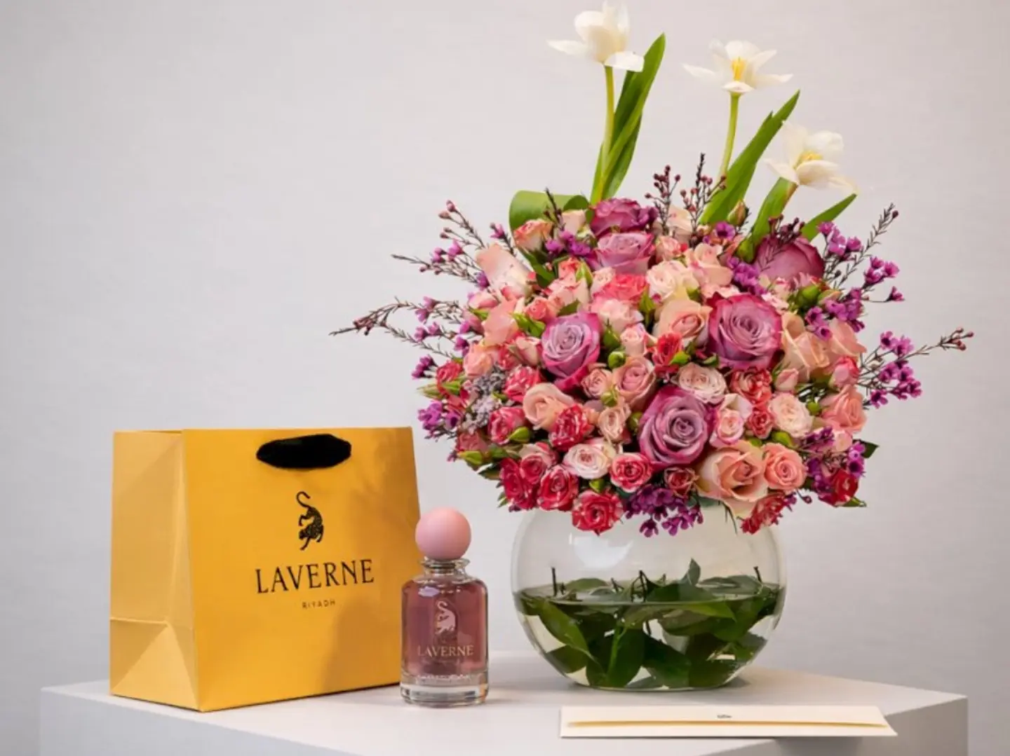 فازه ورد مع عطر مس لافيرن