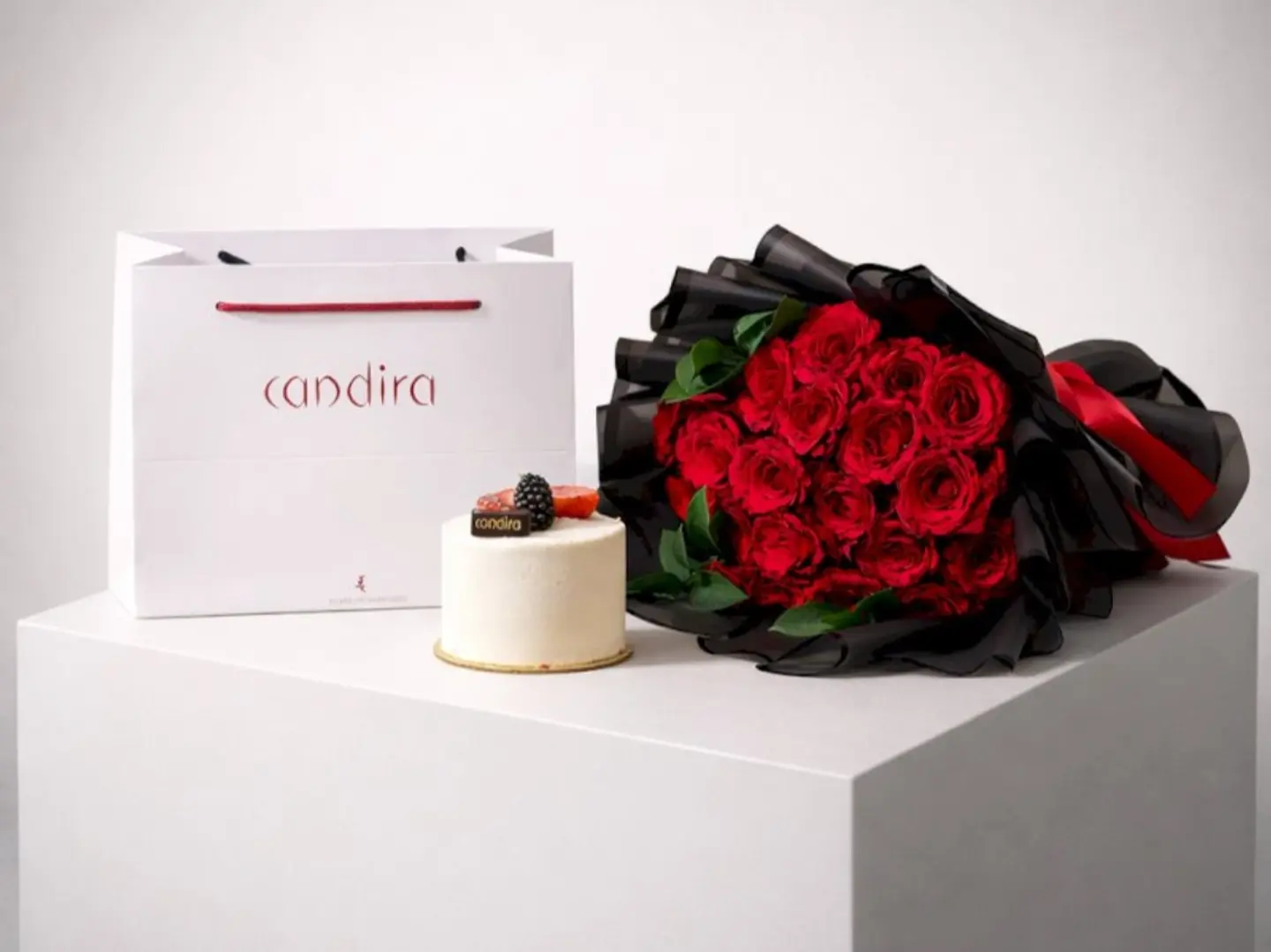 كيك مع ورد احمر