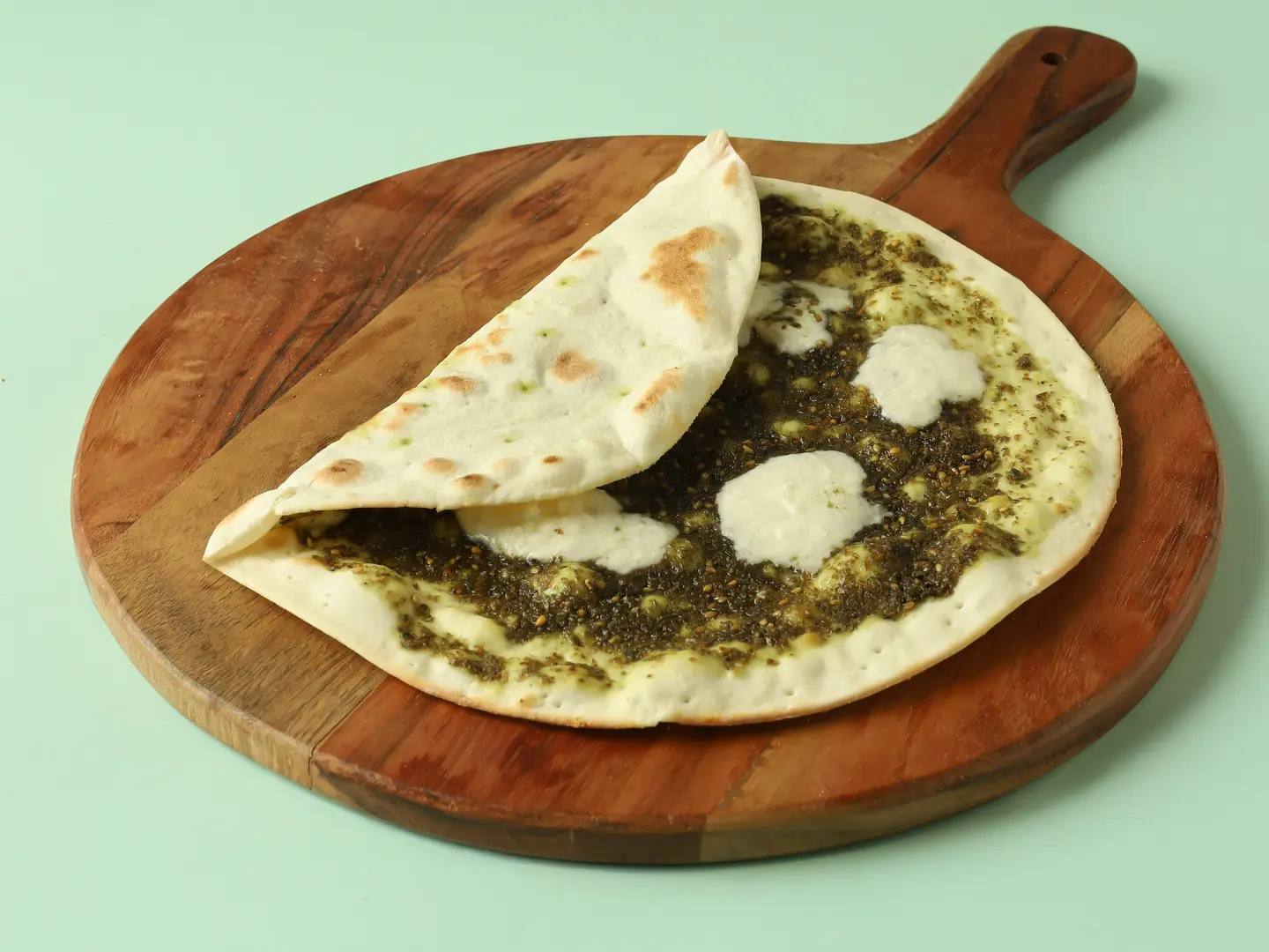 منقوشة زعتر مع جبن عكاوي