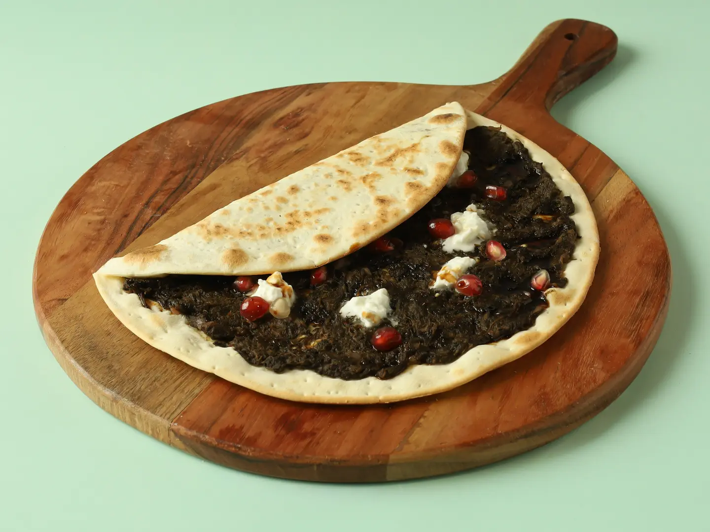 منقوشة سبانخ مع جبن فيتا و رمان