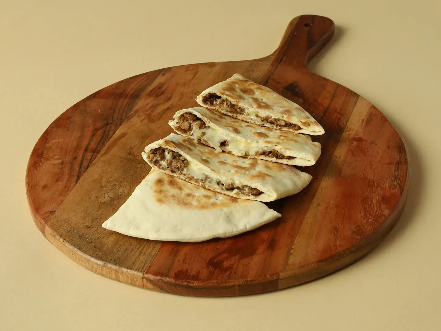 فطيرة لحم مع جبن