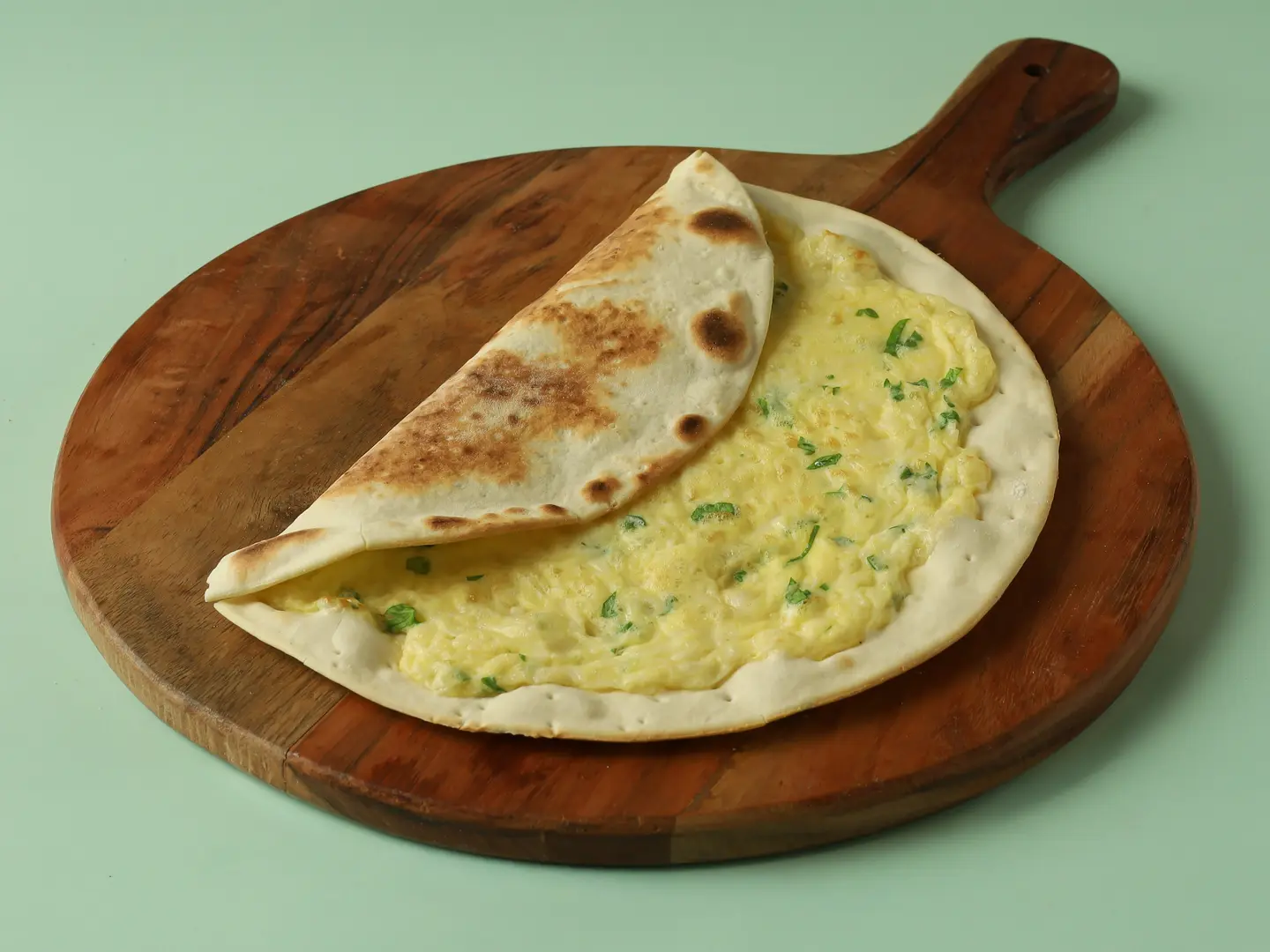 منقوشة بيض مع جبن