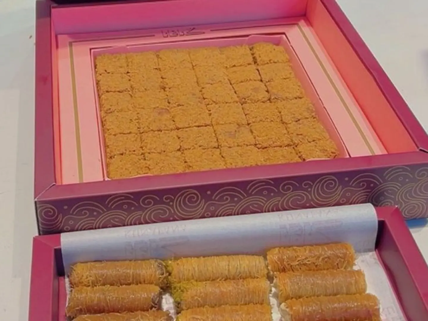 عرض الوناسه بوكس الكنافه الحليب المحموص الكبير مع بوكس الاصابع المشكل الصغير