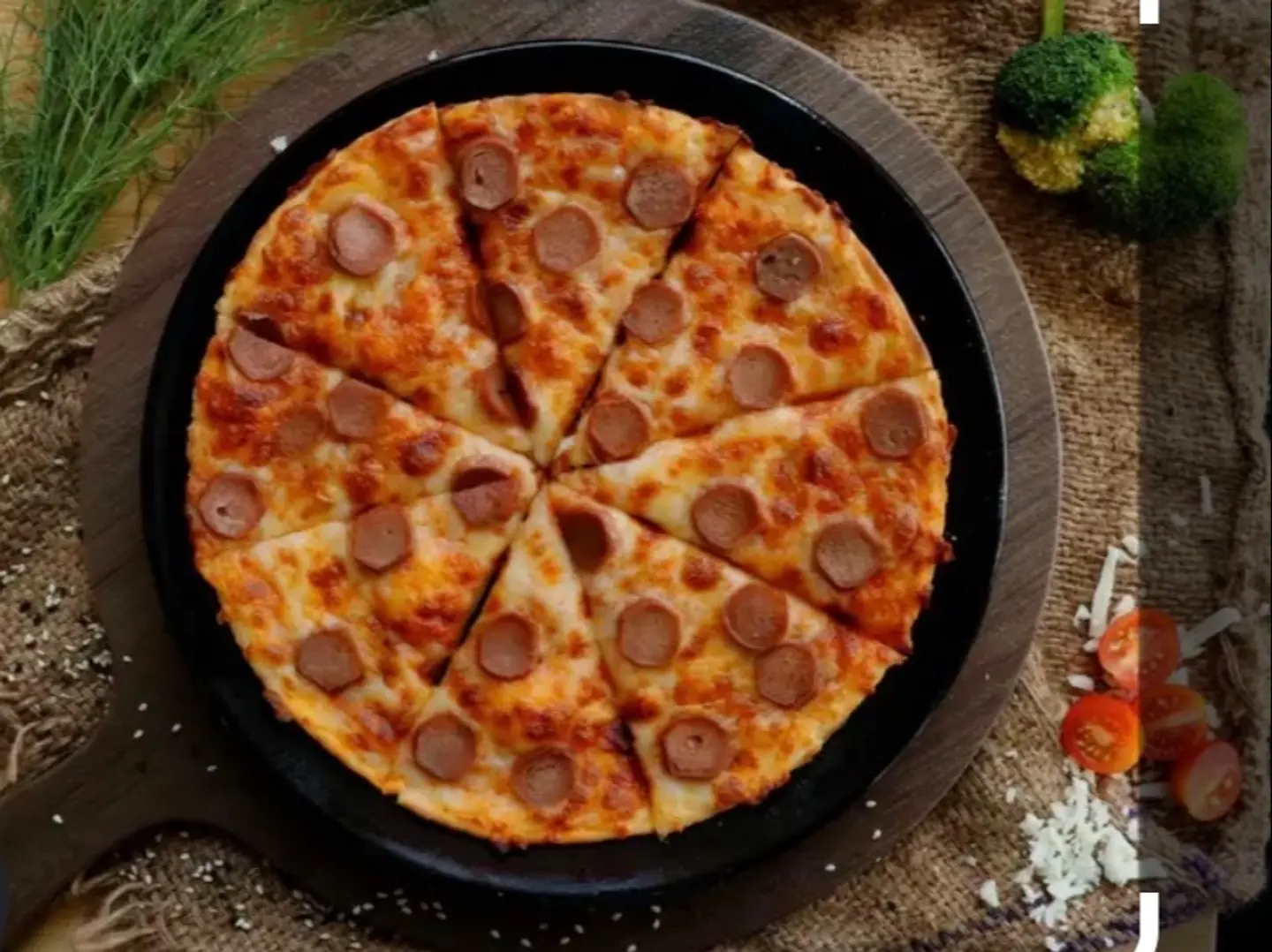 بيتزا نقانق وسط