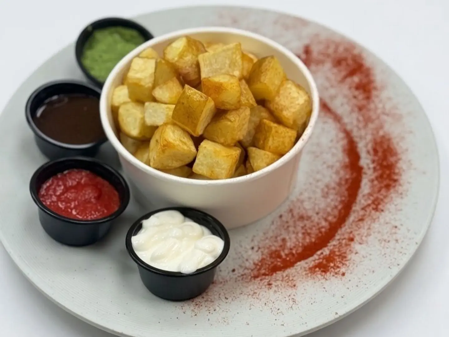 بطاطس مكعبات تقدم مع ٤ انواع من الصوص.