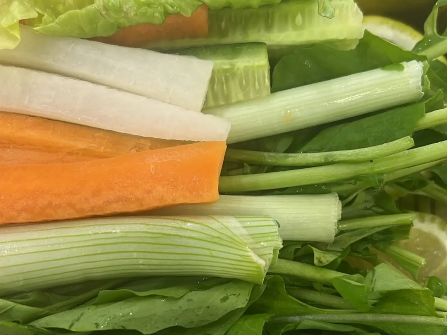 سلطة ورقيات