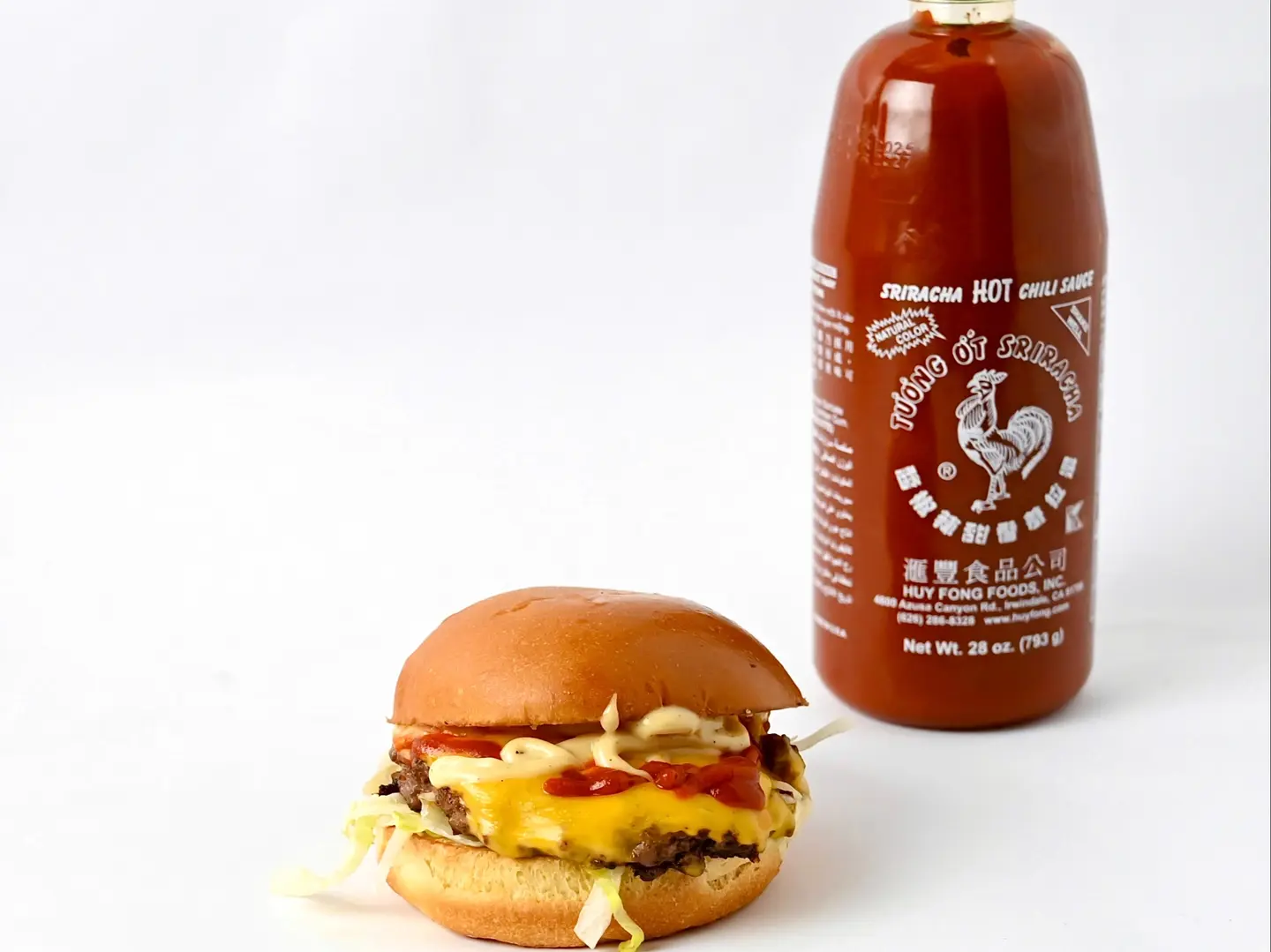 سندويتش سيراتشا لحم سنجل