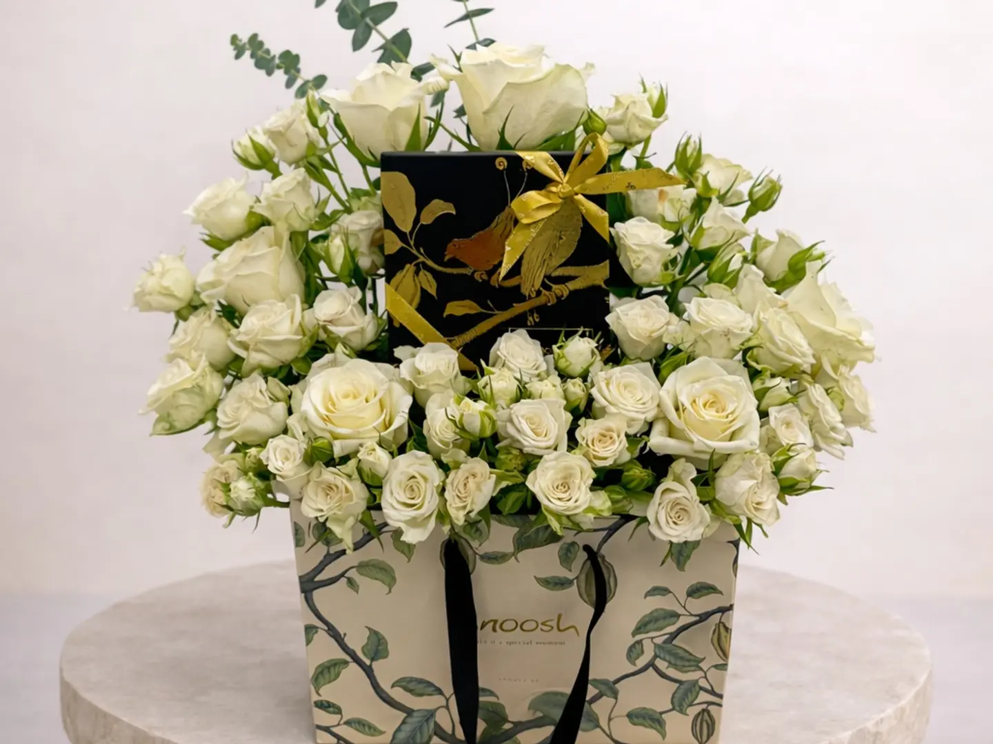 شوكلاتة انوش مع ورد ابيض