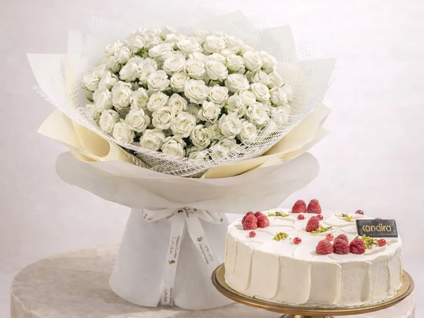 كيك كانديرا كبير و باقة ورد ابيض