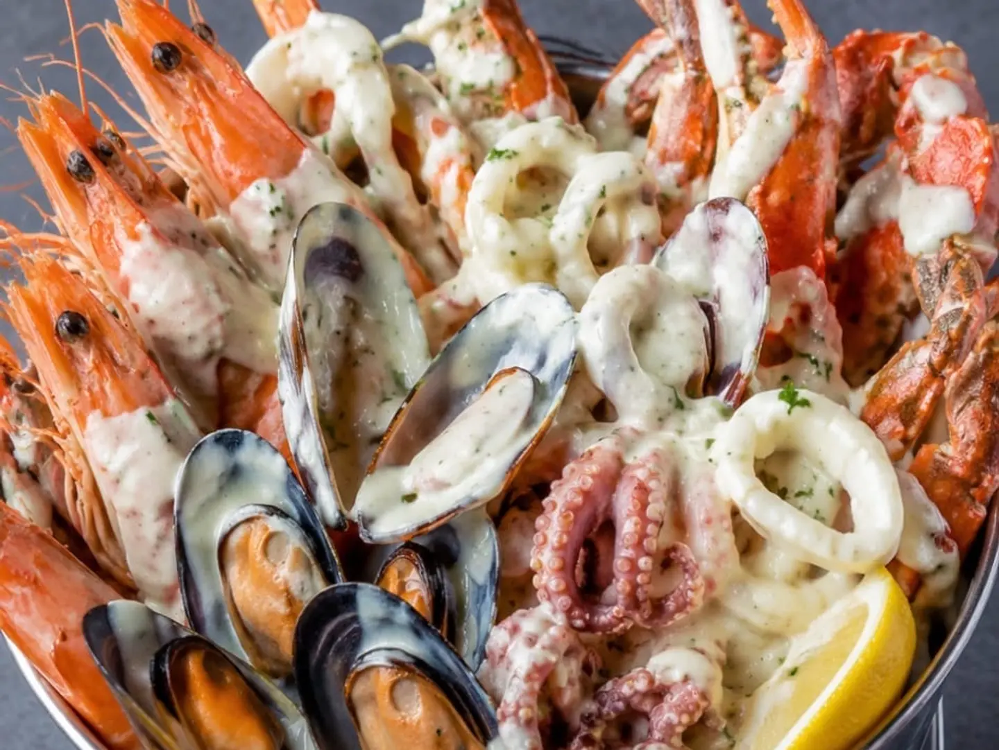 سطل مشكل بحري بصوص الكريمه الابيض