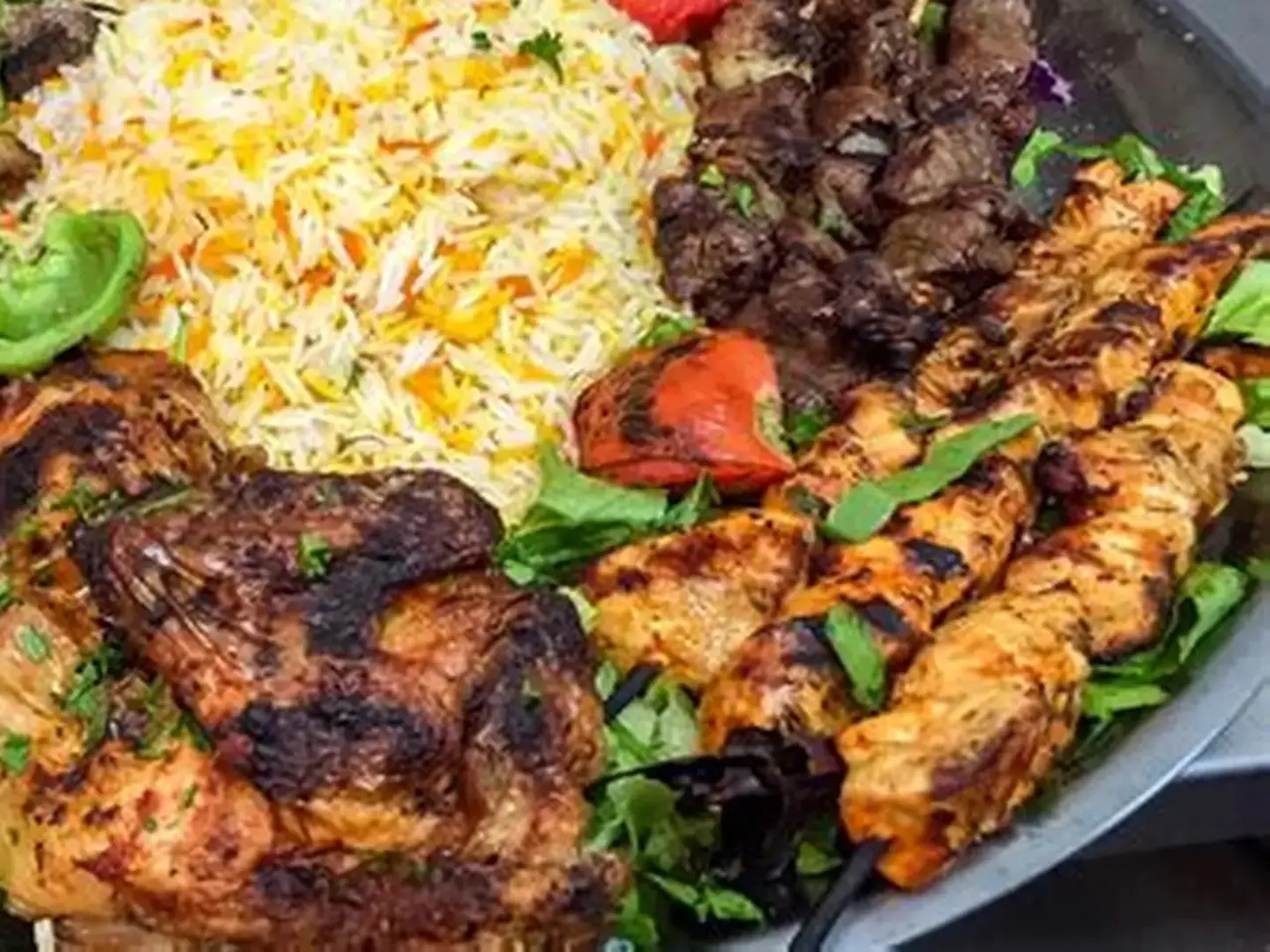 وجبة المكس ربع فرخة فحم مع شيش طاووق مع كفتة لحم مع الارز والشوربة والسلطة