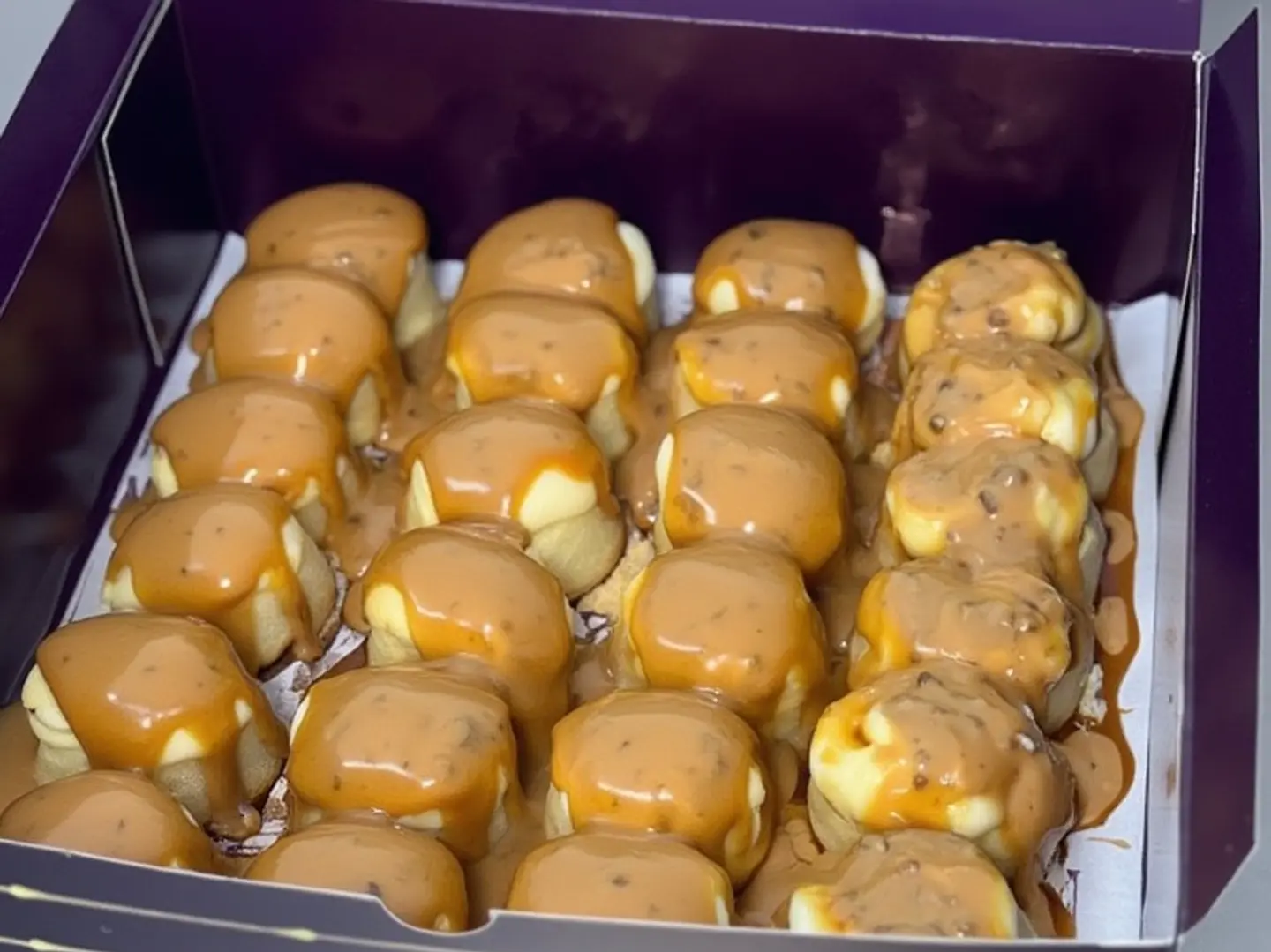 Single Box Mini Cinnamon Rolls With Caramel And Pecan 24 Pcs