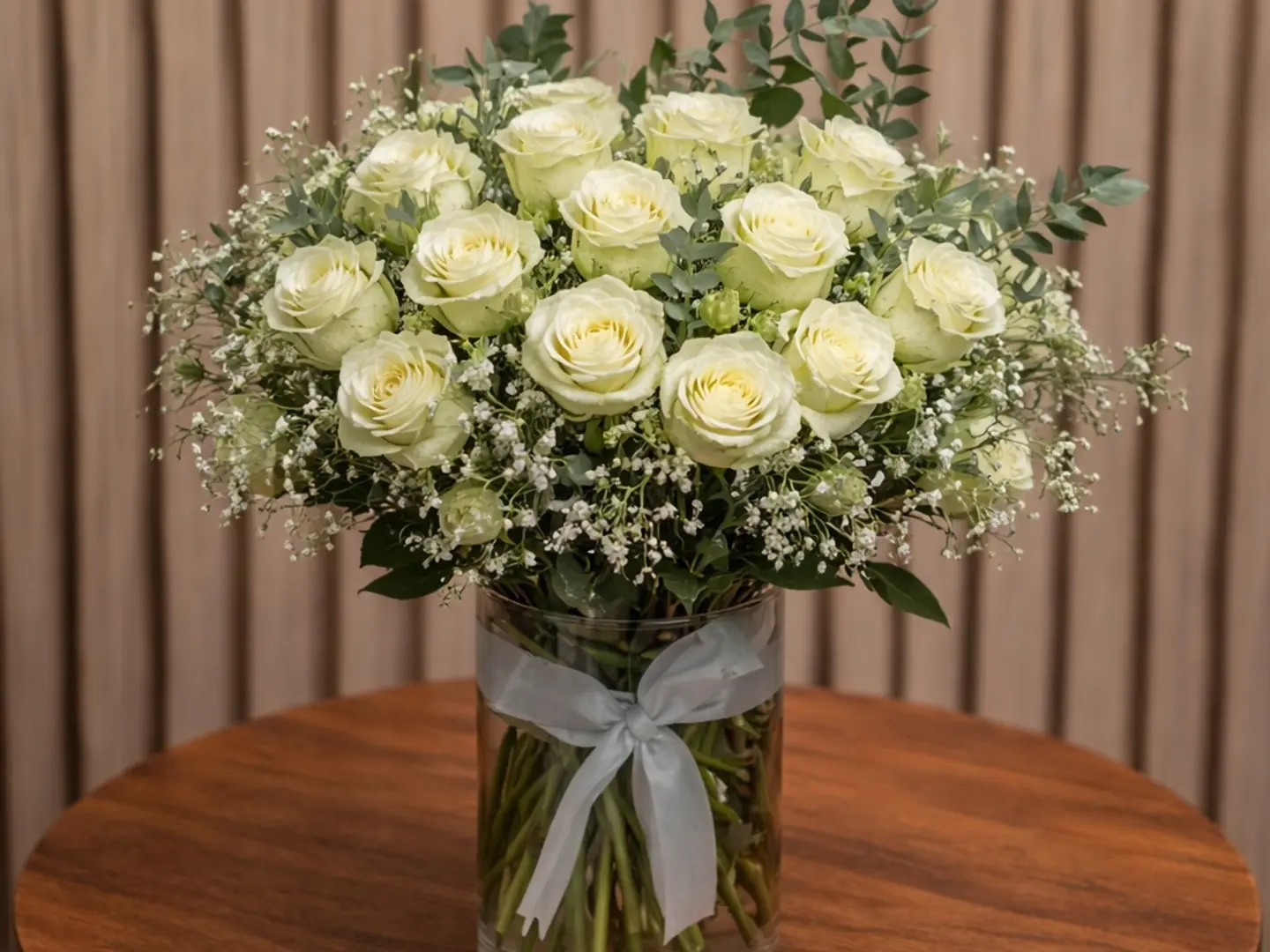 فازة ورد ابيض