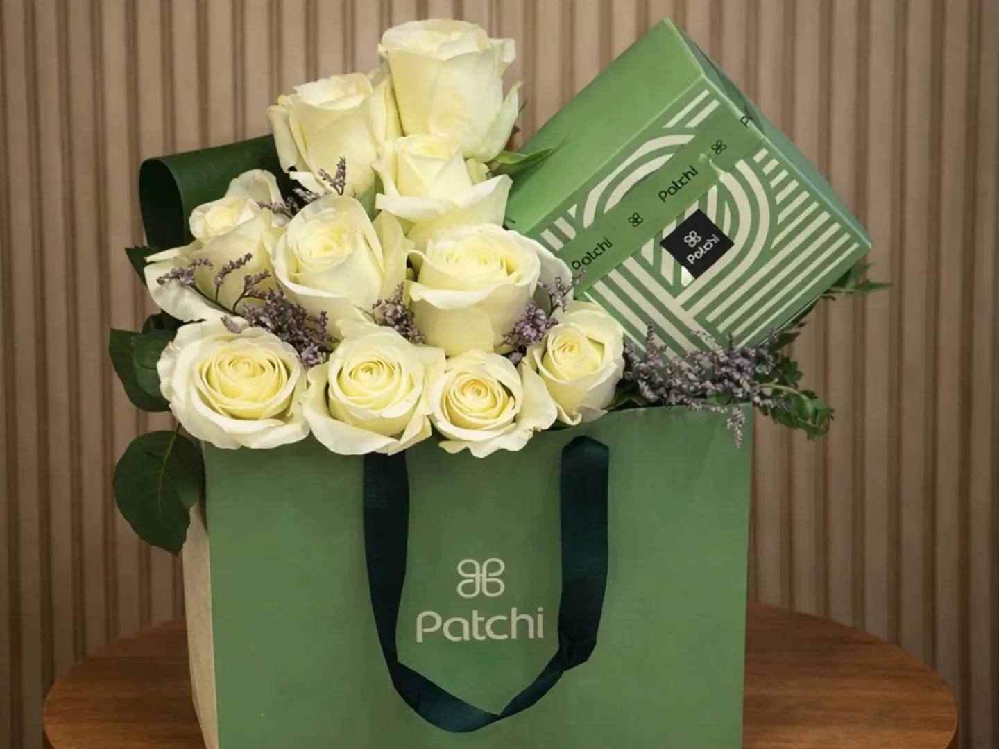 تنسيق ورد ابيض مع شوكلاته باتشي