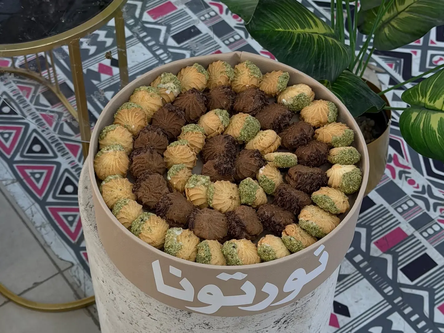 صينية بتيفور جلد كبير
