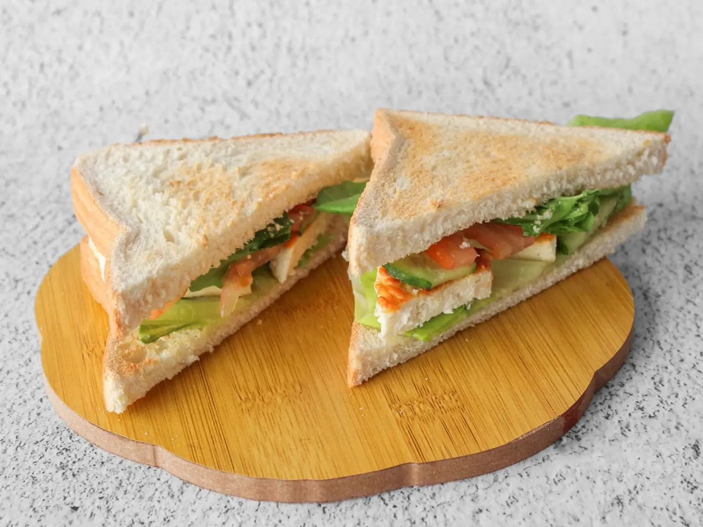 ساندوتش حلوم بالبيستو