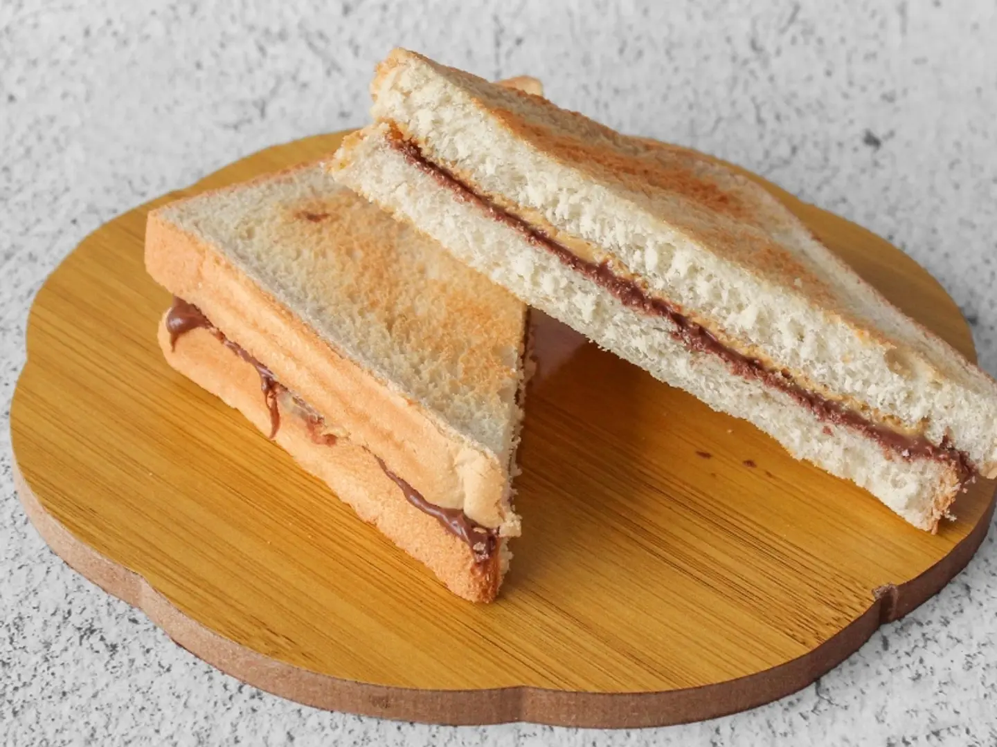 ساندوتش نوتيلا وفول سوداني