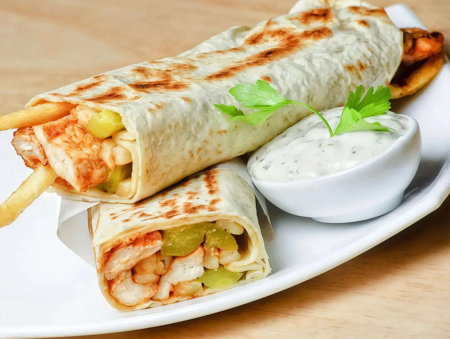 ساندويتش شيش طاووق و بطاطس