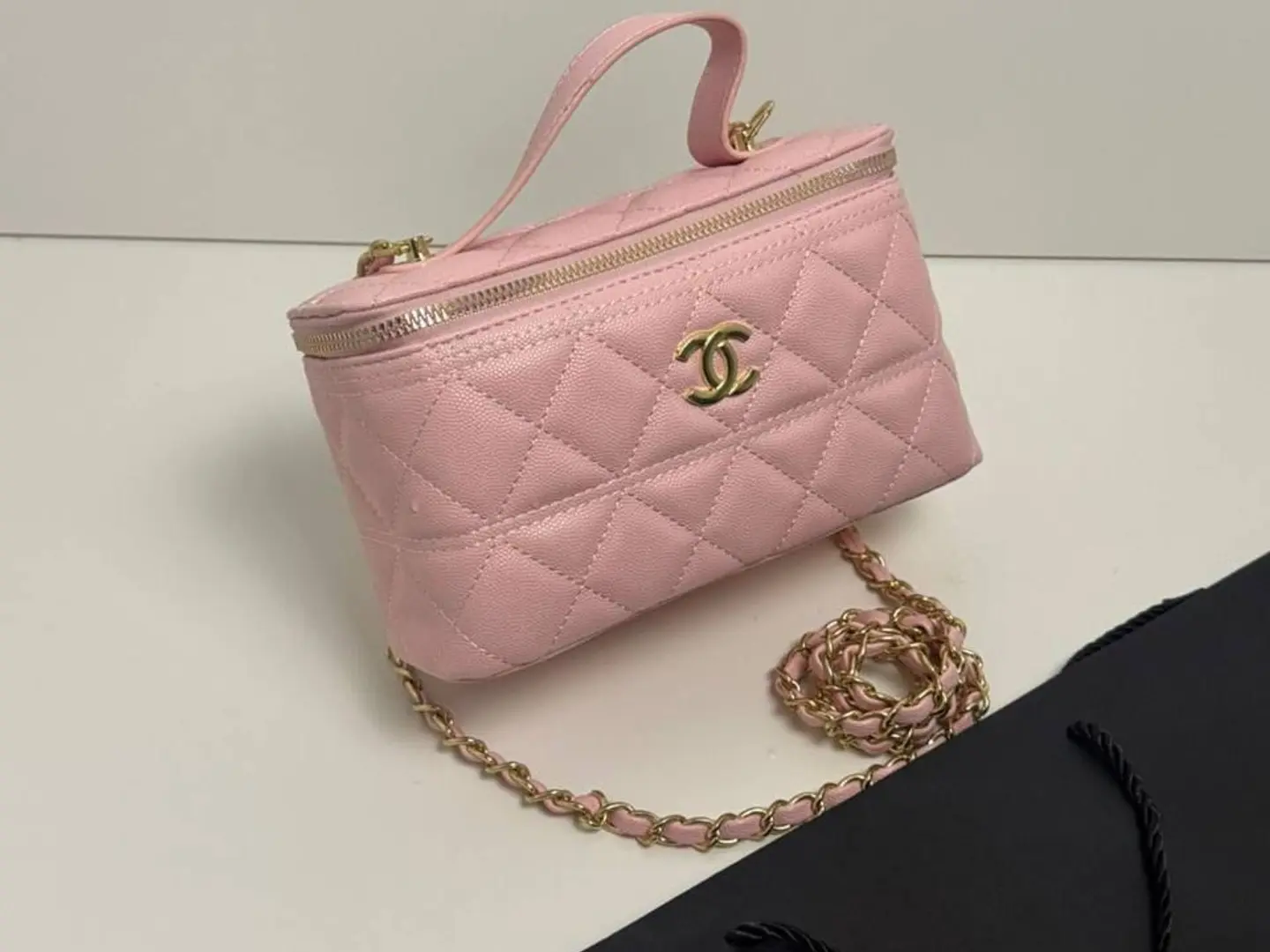 شنطة شانيل الوردية