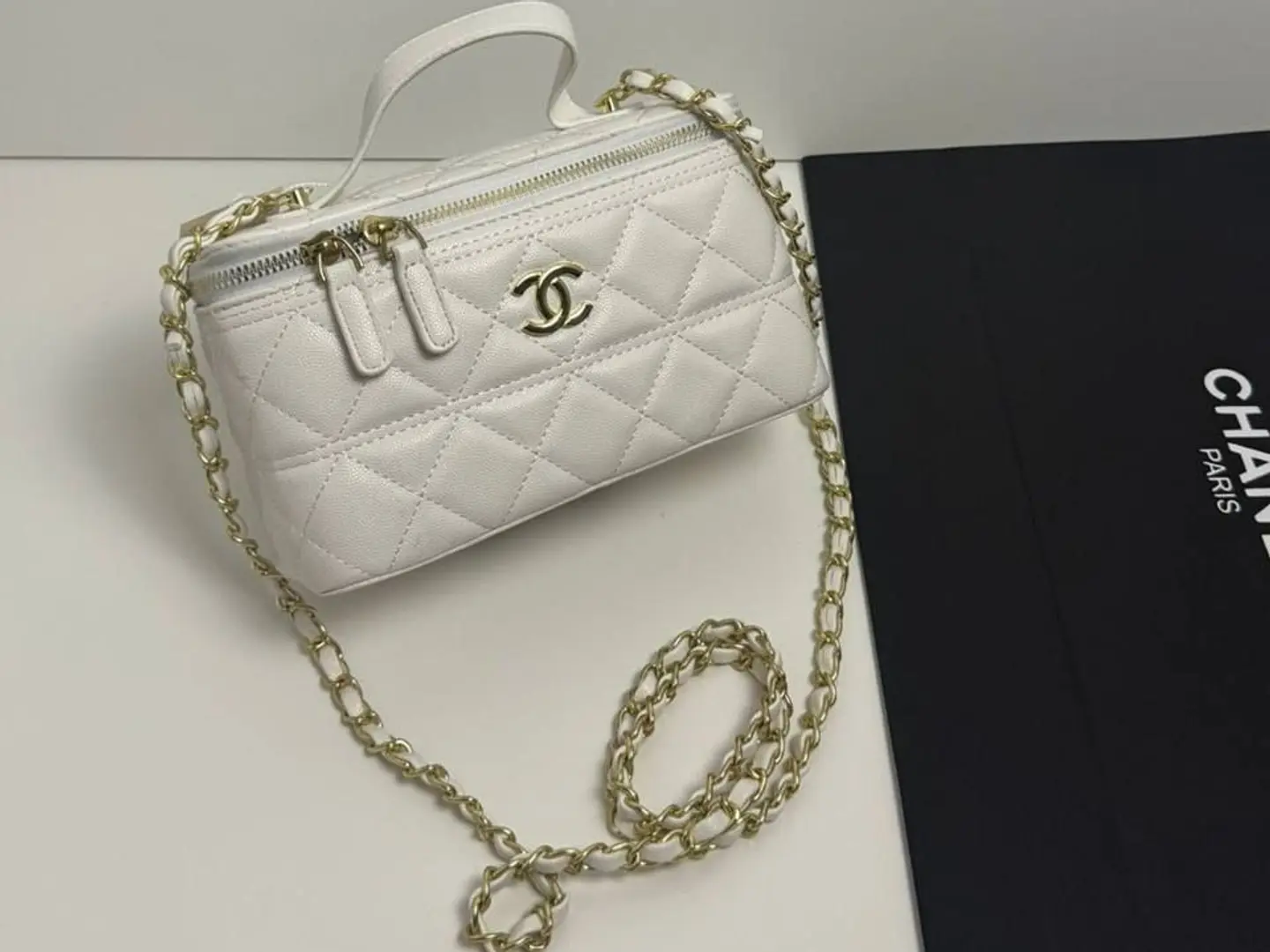 شنطة شانيل الابيض