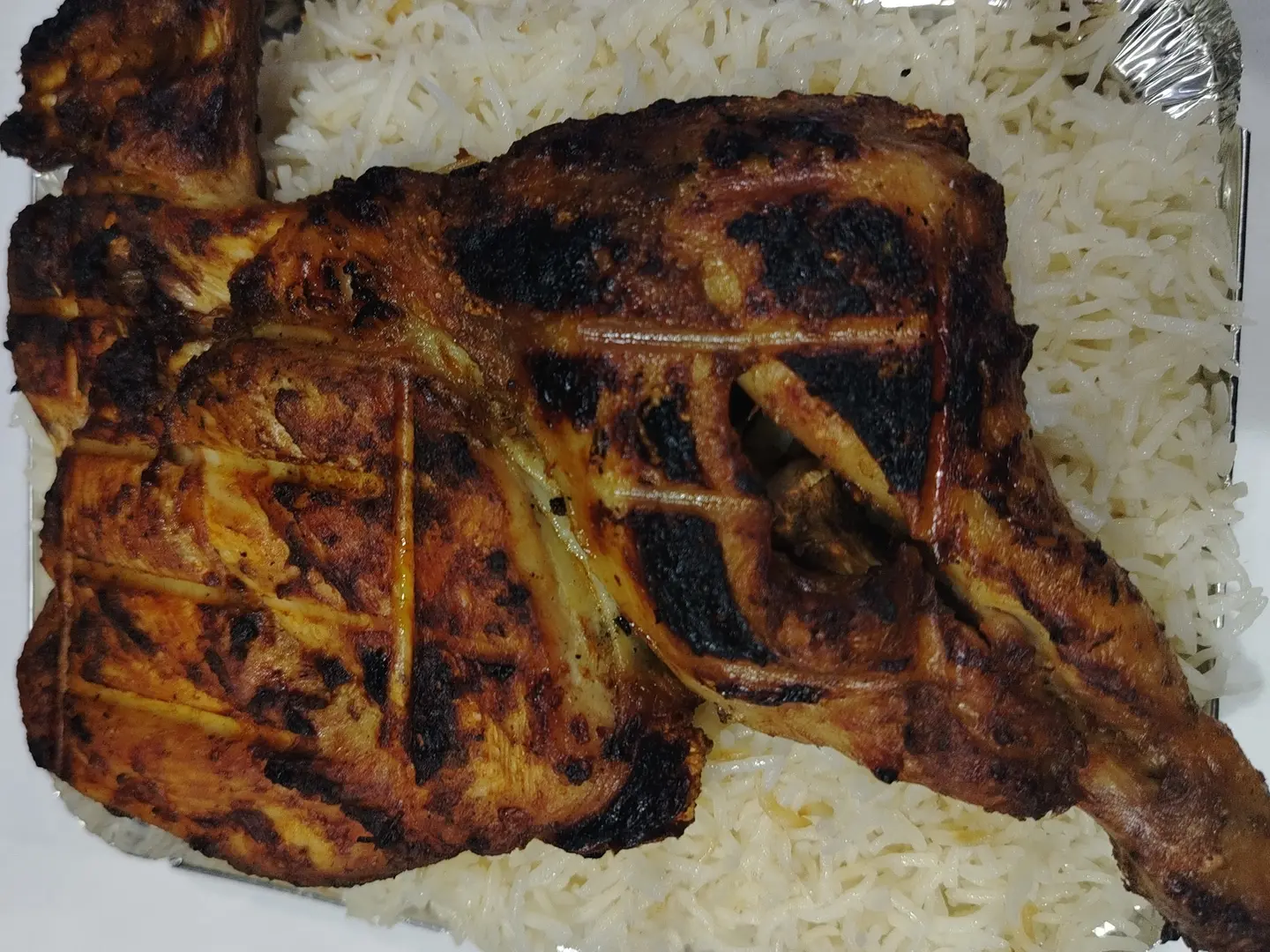 نص دجاجة فحم مع الرز