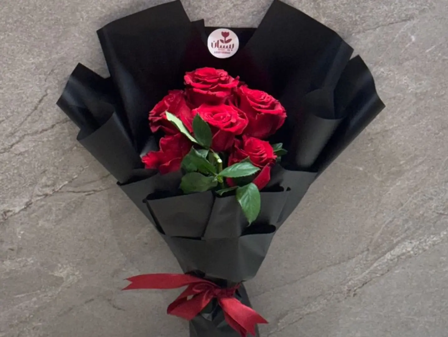 باقه ورد حمراء بتغليف اسود